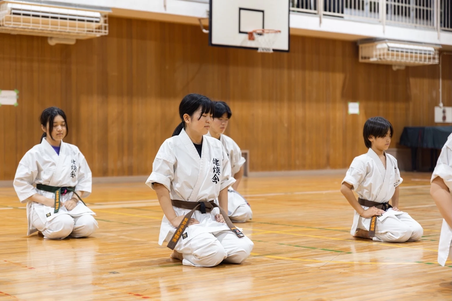 正座して礼をする稽古生たち